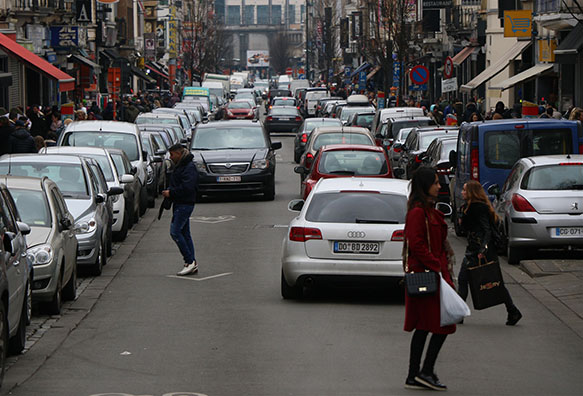JDeliegeOG's tweet photo. Ne répétons pas LES ERREURS DU PASSE.  VOILA LA RUE COMMERCIALE DU FUTUR !

L'Homme règne sur son Engin comme il règne SUR LA NATURE. Remettons le maître de la création au centre de nos villes ! Finissons-en avec les solutions anti-voitures, qui sont par DEFINITION ANTI-HUMaines. https://t.co/JUJTbnp5ox