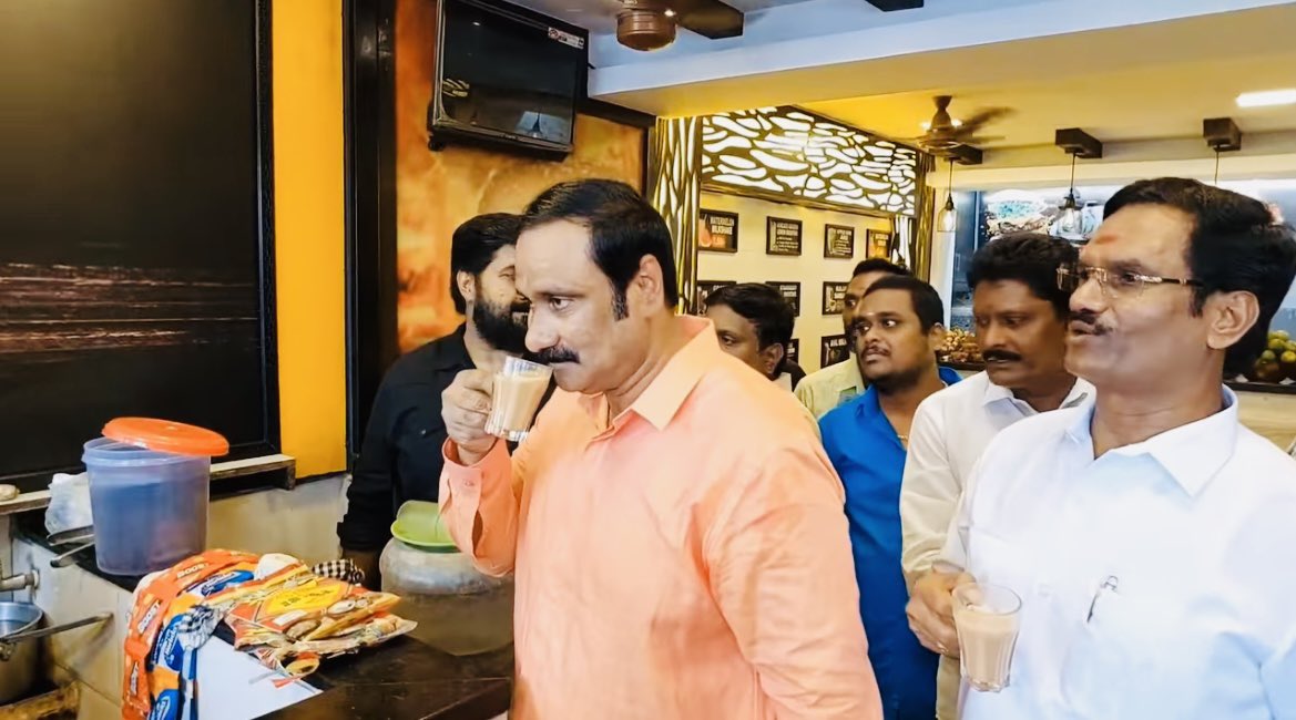 ThagadurPSMF's tweet photo. சாலையோர கடையில் தேநீர் அருந்திய பாமக தலைவர். பாமக 35 ஆவது ஆண்டு விழா நிகழ்வுகளின் நடுவே பாமக தலைவர் மருத்துவர் அன்புமணி இராமதாஸ் அவர்கள் சாலையோர கடையில் தேநீர் அருந்தி் இளைப்பாறினார்.
நல்ல மனிதர், தொண்டர்களிடம் எளிமையாக பழகுகிறார்.
#35YearsOfPMK
#GlobalGoals https://t.co/3BotGSwUIX