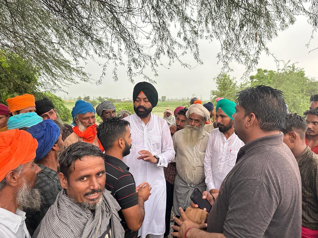 propunjabtv's tweet image. ‘ਆਪ’ ਕੈਬਿਨਟ ਮੰਤਰੀ ਨੇ ਆਪਣੇ ਖ਼ਰਚੇ ‘ਤੇ ਹੜ੍ਹ ਪੀੜਤ ਪਰਿਵਾਰਾਂ ਦੇ ਪਸ਼ੂਆਂ ਲਈ ਭੇਜਿਆ ਫੀਡ, ਚੋਕਰ ਤੇ ਚਾਰਾ
propunjabtv.com/laljit-bhullar…
#LaljitSinghBhullar #CattleFeed #PunjabFlood #PunjabTransportMinister #PunjabGovernment #PunjabNews #PunjabiNews #ProPunjabTV