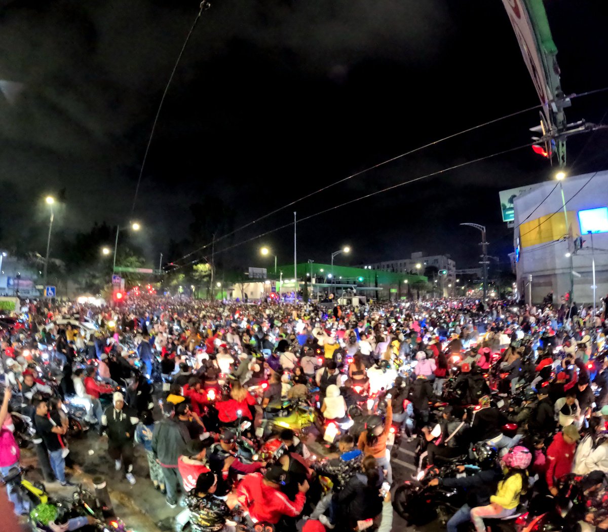 Más de 120 mil motociclistas fueron al concierto que dió el <a href="/EmeMalafe/">Eme Malafe</a>.
Un solo barrio.