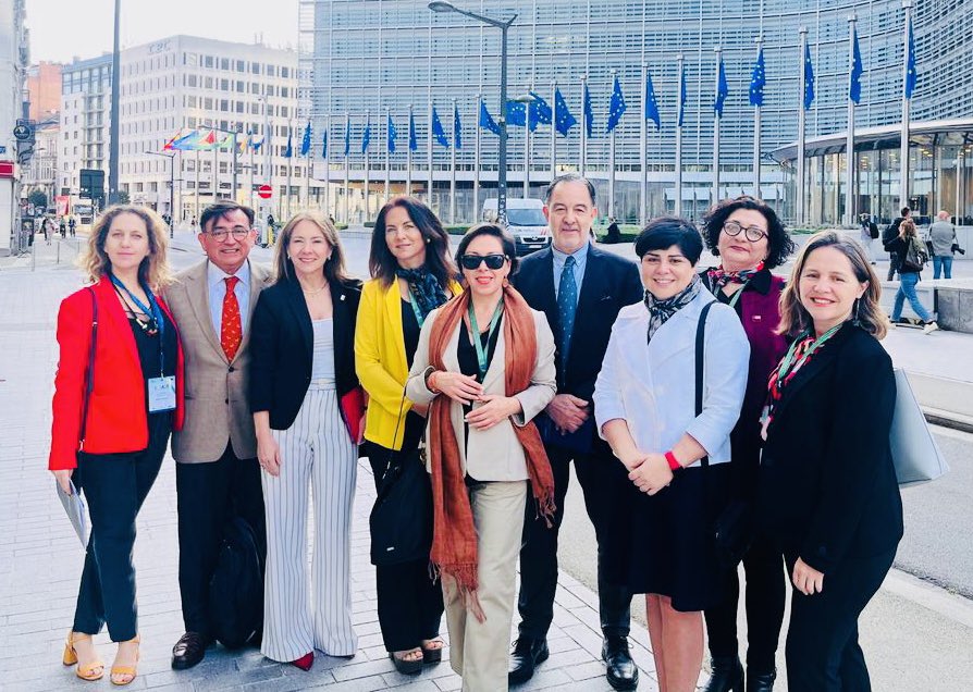 UnapymeChile's tweet photo. Comienza la Business Round Table #EuLac2023 en #Bruselas donde participa la delegación de mujeres líderes empresariales @Gianinafigueroa @Presidencia_cl #Chile #EU #inversiones #Sostenibilidad #Prosperidad #AmericaLatina #Integracion #Urzulavanderleyer #PedroSanchez #LulaDaSilva https://t.co/EZAGkFWlBr