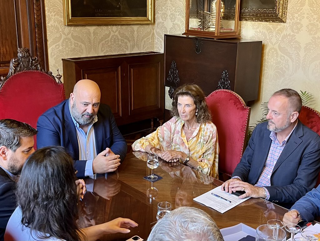 La presidenta <a href="/CarmenPlanas/">Carmen Planas</a> y los vicepresidentes de #CAEB mantienen la primera toma de contacto con el alcalde de <a href="/ajuntpalma/">Ajuntament de Palma</a> <a href="/JaimeMartinez/">Jaime Martínez Llabrés</a> para intercambiar ideas sobre las soluciones urgentes que necesita Palma en movilidad, parking, limpieza o simplificación administrativa