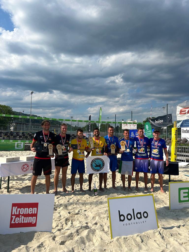Jaimelara10's tweet photo. Esto nunca saldrá en la prensa, ya que estamos eclipsados por la victoria de @carlosalcaraz , las victorias españolas en  @LeTour y la actualidad del fútbol y baloncesto. 
Pero España es por segunda semana consecutiva campeona en la Liga europea de Footvolley. https://t.co/SxzClpGHi0