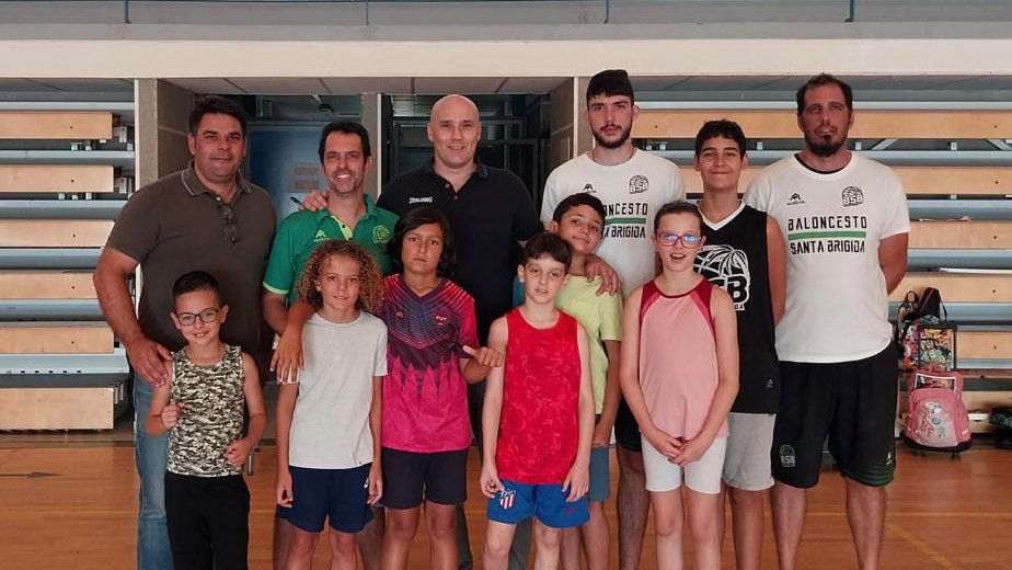 BaseCBGC's tweet photo. 🙌 Juanmi Morales, director de @BaseCBGC, estuvo como invitado en el Campus de Tecnificación del @BSBStaBrigida.

▪ Morales, en su día primer jugador formado en el club en llegar a ser profesional, compartió un distendido rato con los chicos y chicas.

🔥 #VamosGranca https://t.co/smry9RWpPE