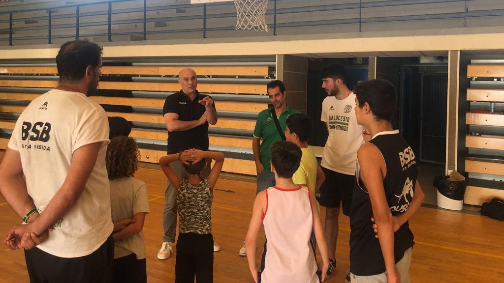 🙌 Juanmi Morales, director de @BaseCBGC, estuvo como invitado en el Campus de Tecnificación del @BSBStaBrigida. ▪ Morales, en su día primer jugador formado en el club en llegar a ser profesional, compartió un distendido rato con los chicos y chicas. 🔥 #VamosGranca