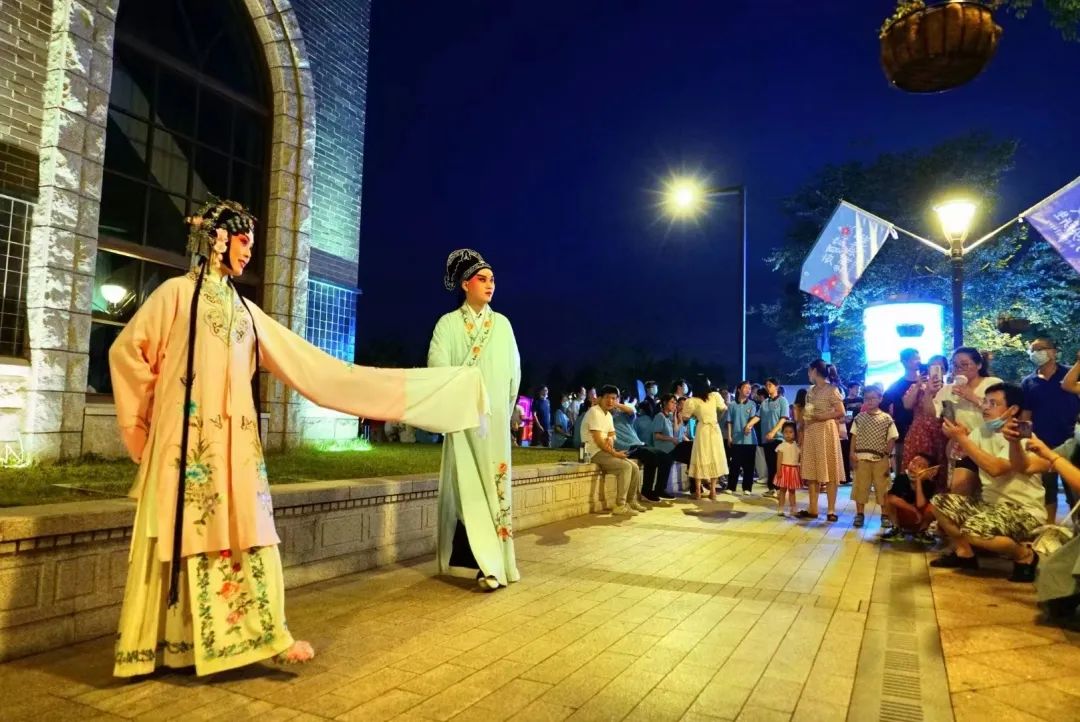 Kunshan_China's tweet photo. Taking a city walk is popular among young people in China❤️‍🔥❤️‍🔥! Stroll the streets &amp; parks to learn about the urban life &amp; culture of the city🥰🥰. #Kunshan is a hot and pleasing destination✨ to have a city walk. Pay a visit this summer👍👍! #VisitKunshan https://t.co/EXF0Sf4odu