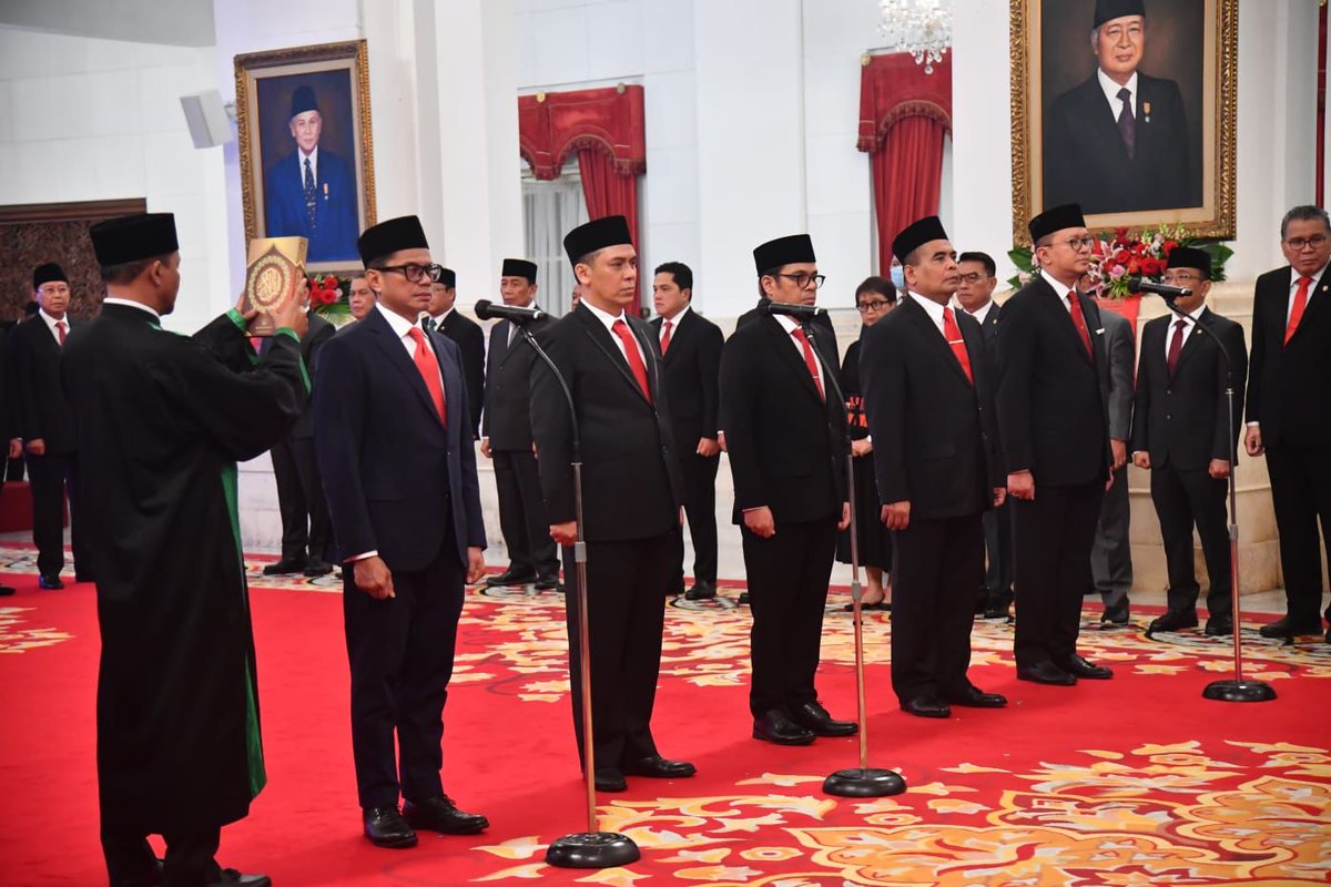 jokowi's tweet photo. Melantik 5 wakil menteri pada Kabinet Indonesia Maju dalam sisa masa jabatan periode 2019-2024.

Selamat bekerja. https://t.co/fBihPUvuAu