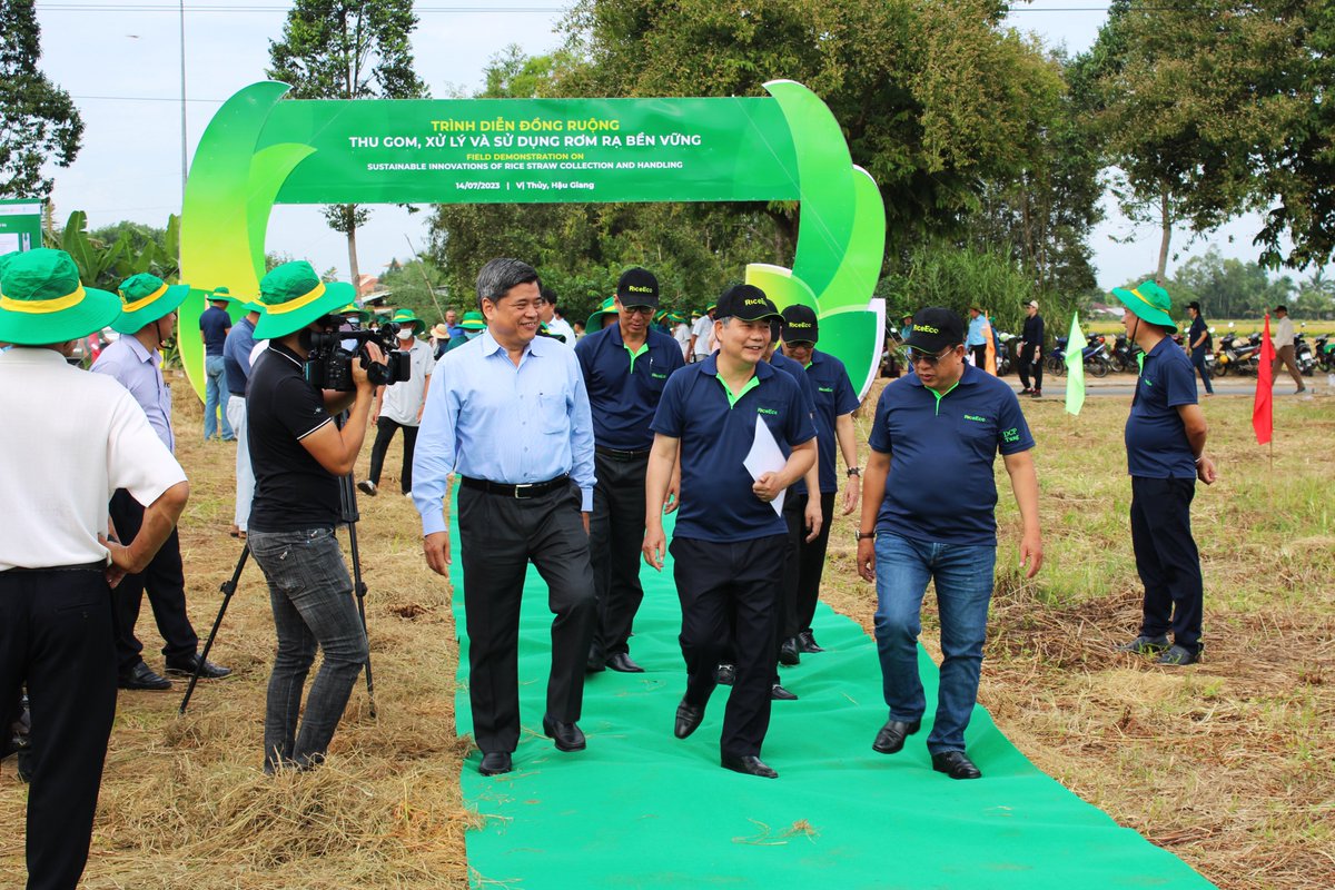 irri's tweet photo. To promote the mechanization of rice straw collection and rice straw handling and processing technologies, MARD of Vietnam 🇻🇳, in cooperation with Hau Giang province &amp; @IRRI, organized a field demonstration on rice straw management towards circular and low emission agriculture. https://t.co/lJY7dx28bV