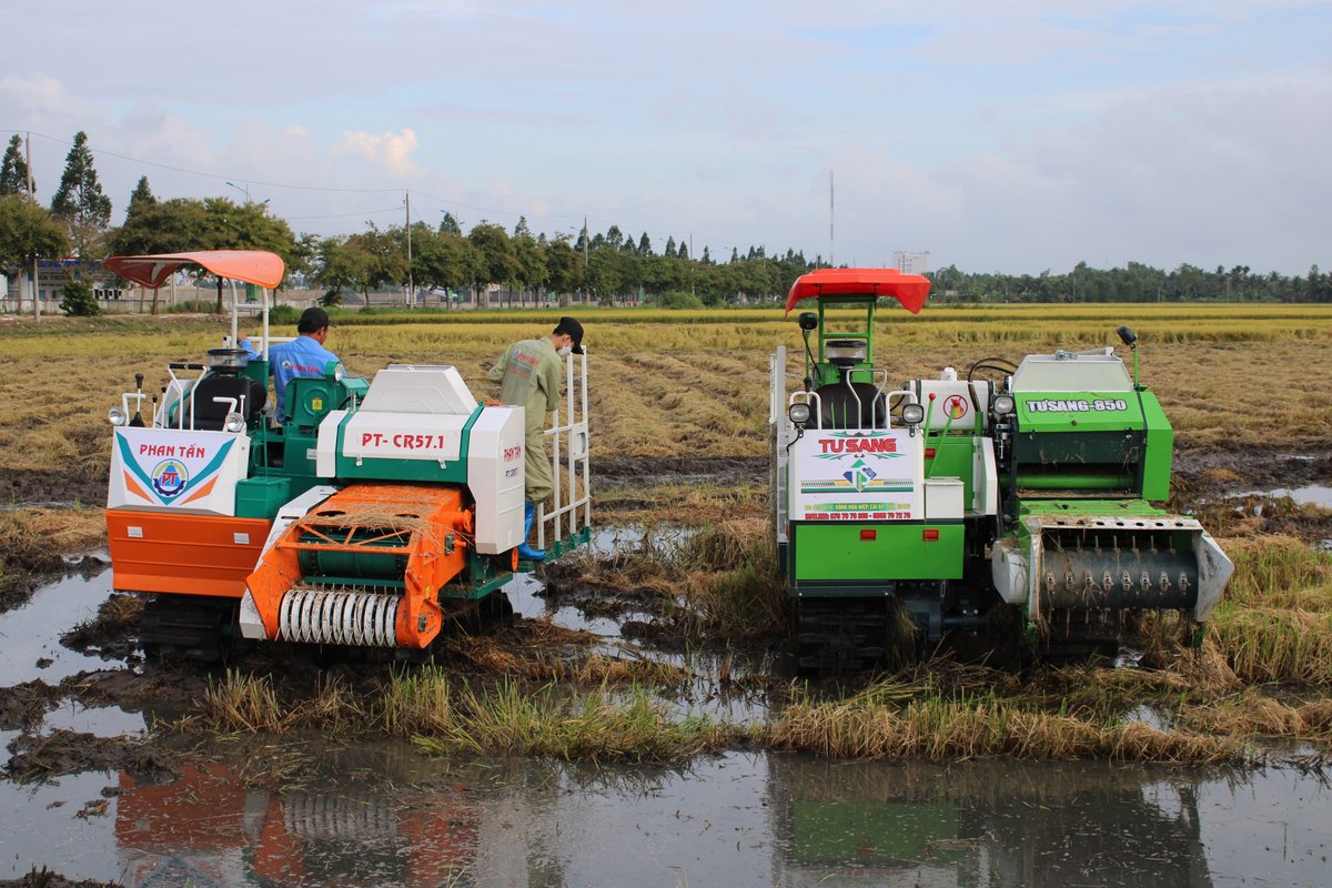 irri's tweet photo. To promote the mechanization of rice straw collection and rice straw handling and processing technologies, MARD of Vietnam 🇻🇳, in cooperation with Hau Giang province &amp; @IRRI, organized a field demonstration on rice straw management towards circular and low emission agriculture. https://t.co/lJY7dx28bV
