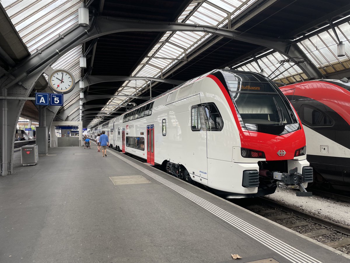 Der neue IR-Dosto ist erstmals mit Reisenden unterwegs. Ab heute befördern vier Fahrzeuge Kundinnen und Kunden zu gewissen Zeiten auf der Regio-Express-Linie zwischen Zürich und Schaffhausen news.sbb.ch/medien/artikel…