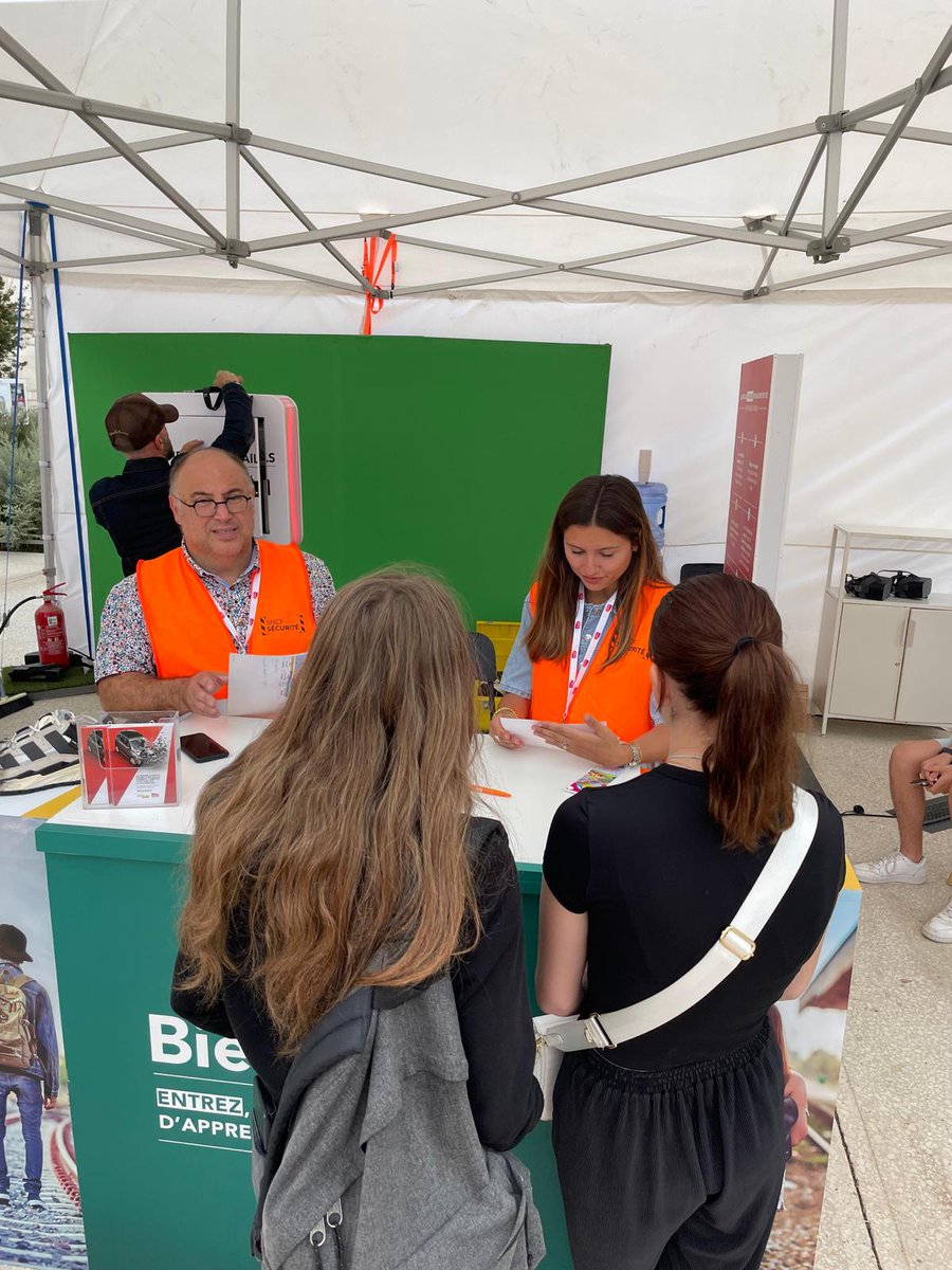 sncfrse's tweet photo. RSE, SNCF Nouvelle-Aquitaine s'engage…

Merci d'être venus sur notre stand sécurité ferroviaire à La Rochelle ! 1 000 visiteurs ont été sensibilisés aux risques du milieu ferroviaire. 

#RestonsVigilants : au passage à niveau, feu rouge clignotant = arrêt absolu. https://t.co/Wj1CjYvjpP