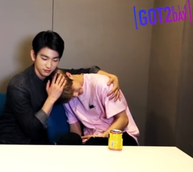 AnchannIx1a's tweet photo. อีก1ตำนาน ฮยองคันหัวจินยองงี่ก็เลยงับหัวฮยองไปเลยสิครับ🤣
#JINYOUNG #MARK #MarkTuan #ParkJinyoung #GOT2Day #got7 #igot7 https://t.co/I2CTLCIuv5