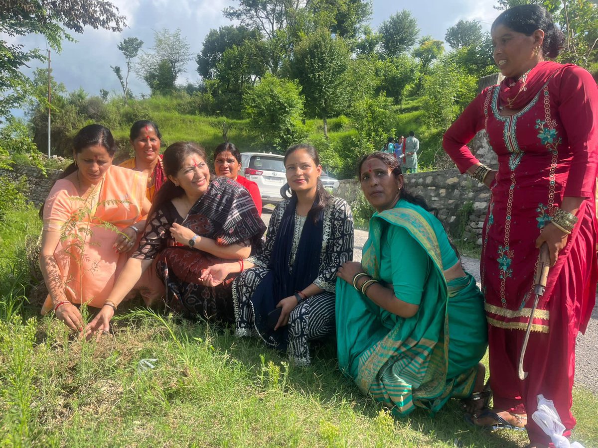 deeptirawatbjp's tweet photo. प्रकृति और पर्यावरण को समर्पित #उत्तराखंड के #लोकपर्व #हरेला के शुभ अवसर पर #टिहरी_गढ़वाल के चंबा ब्लॉक मे महिला मोर्चा की बहनों एवं स्थानीय महिलाओं के साथ वृक्षारोपण किया।
#Harela 
@blsanthosh @BJPMahilaMorcha https://t.co/cQAMb2WbYZ
