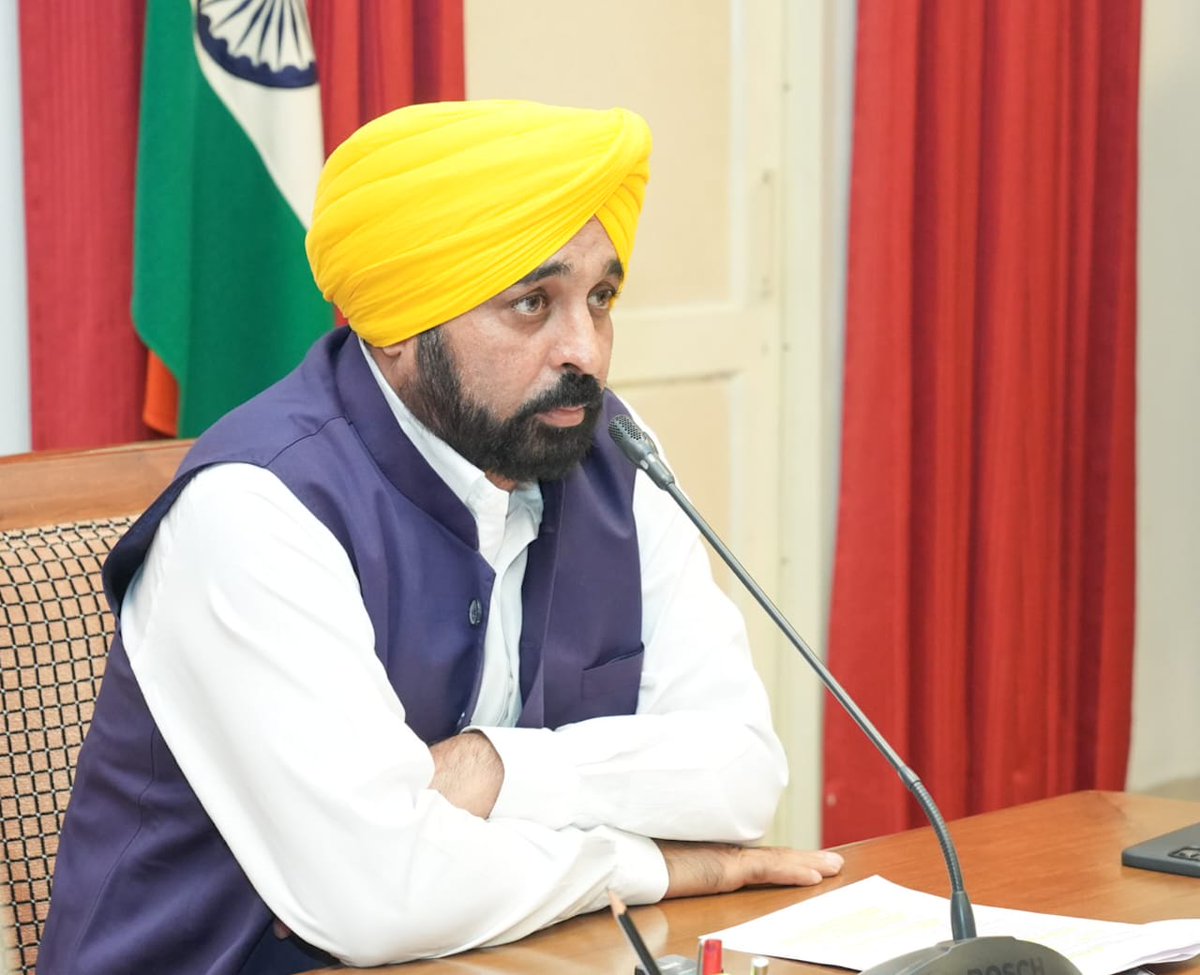 BhagwantMann's tweet photo. ਅੱਜ ਕੇਂਦਰੀ ਗ੍ਰਹਿ ਮੰਤਰੀ @AmitShah ਜੀ ਦੀ ਅਗਵਾਈ 'ਚ ਹੋਈ ਨਸ਼ਾ ਤਸਕਰੀ ਤੇ ਕੌਮੀ ਸੁਰੱਖਿਆ ਮਾਮਲੇ ਮੀਟਿੰਗ 'ਚ ਹਿ���ਸਾ ਲਿਆ ਤੇ ਪੰਜਾਬ ਸਰਕਾਰ ਵੱਲੋਂ ਨਸ਼ੇ ਦੀ ਰੋਕਥਾਮ ਲਈ ਕੀਤੀਆਂ ਜਾ ਰਹੀਆਂ ਕੋਸ਼ਿਸ਼ਾਂ ਦੀ ਜਾਣਕਾਰੀ ਸਾਂਝੀ ਕੀਤੀ...

* ਅਸੀਂ 1000 ਕਿਲੋ ਹੈਰੋਇਨ ਜ਼ਬਤ ਕੀਤੀ ਹੈ
 * 22 ਹਜ਼ਾਰ ਲੋਕਾਂ ਨੂੰ ਗ੍ਰਿਫਤਾਰ ਕਰ ਚੁੱਕੇ ਹਾਂ
* ਪੰਚਾਇਤਾਂ ਦੀ ਮਦਦ ਨਾਲ 'ਨਸ਼ਾ ਮੁਕਤ ਪਿੰਡ' ਮੁਹਿੰਮ ਚਲਾ ਰਹੇ ਹਾਂ

ਨਾਲ ਹੀ ਕੁੱਝ ਸੁਝਾਅ ਵੀ ਦਿੱਤੇ;
* ਡ੍ਰੋਨ ਦੀ ਰਜਿਸਟ੍ਰੇਸ਼ਨ ਹੋਣੀ ਚਾਹੀਦੀ ਹੈ 
* NDPS ਐਕਟ ਵਿੱਚ ਸੋਧ ਕਰ ਕਾਨੂੰਨ ਸਖਤ ਕਰਨ ਦੀ ਲੋੜ