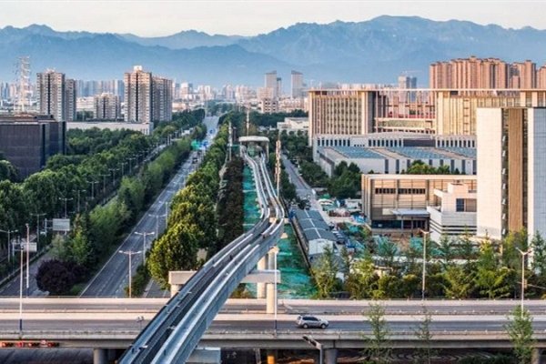 ShaanxiPlus's tweet photo. The first train of the #SkyShuttle project in Xi'an High-tech Industries Development Zone was officially launched, laying a solid #foundation for the first SkyShuttle municipal route in Xi'an by the end of this year. #Shaanxi https://t.co/uxBbzimgej