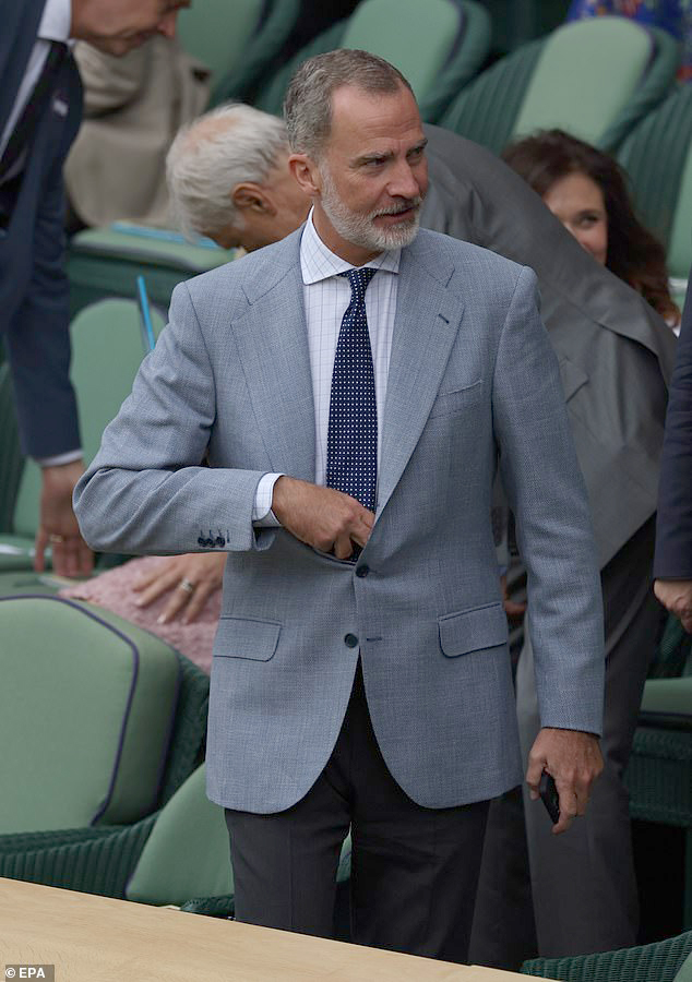 King of Spain at the final day of Wimbledon. This looks great. Very rare to see this level of tailoring nowadays, even on the wealthy. So let's talk about some of the reasons why it's great. 🧵