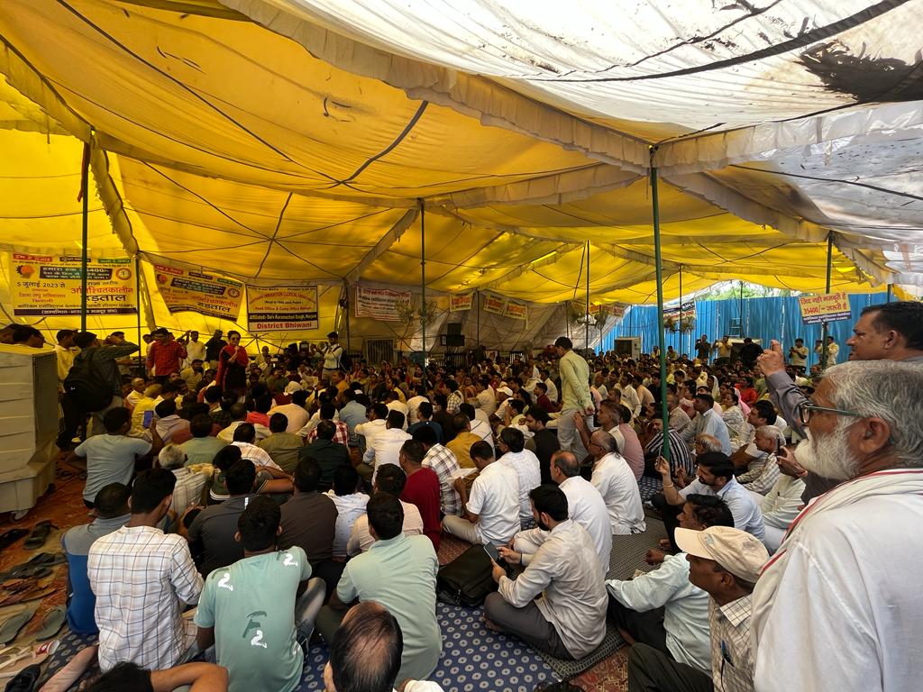 officekiran's tweet photo. आज भिवानी में गठबंधन सरकार की अनदेखी के चलते लिपिकों के 35400/- वेतनमान की माँग को लेकर चल रहे धरने पर जाकर उनकों समर्थन दिया और उन्हें आश्वासन दिलाया कि उनकी इस हक़ की लड़ाई में कांग्रेस पार्टी उनके साथ खड़ी है।
#Haryanaclerk35400 https://t.co/71PvJrjnng
