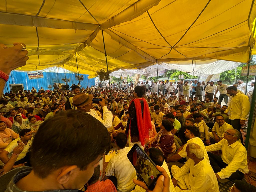 officekiran's tweet photo. आज भिवानी में गठबंधन सरकार की अनदेखी के चलते लिपिकों के 35400/- वेतनमान की माँग को लेकर चल रहे धरने पर जाकर उनकों समर्थन दिया और उन्हें आश्वासन दिलाया कि उनकी इस हक़ की लड़ाई में कांग्रेस पार्टी उनके साथ खड़ी है।
#Haryanaclerk35400 https://t.co/71PvJrjnng