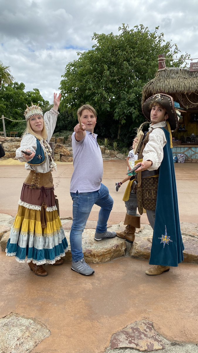 ignogrijmans's tweet photo. Gister naar @toverland super geweldig en ook met de entertainment op de foto geweest en meet en Greet met toos en morrel #toverland. #toostoverhoed en #toosenmorrel https://t.co/SNeEubZYu0