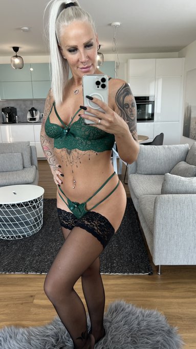 Gr&uuml;n, die Farbe der Leidenschaft, die uns in einen berauschenden Rausch der Erotik h&uuml;llt und unsere Lust<a href="/tag/cooldown"class="tags"><span>#cooldown</span></a><a href="/tag/sommervibes"class="tags"><span>#sommervibes</span></a><a href="/tag/hei%C3%9Fertag"class="tags"><span>#hei&szlig;ertag</span></a>