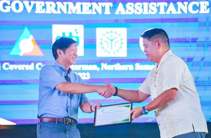 Samantha0797's tweet photo. PBBMs Activities Yesterday July 16, 2023 at Catarman Northern Samar.
Opening a New Kadiwa store, giving help to 2,500 Benificiary Farmers, and visiting a Job Fair.
#PBBMsLegacy
#PBBMTheWorkingPresident https://t.co/6BgWAHGQxP
