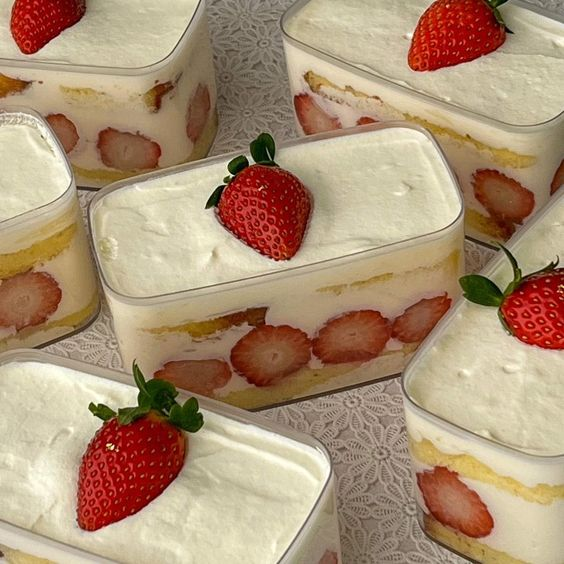 prettiestavenue's tweet photo. strawberry desserts 🍓 https://t.co/bFy8XTf7Ej
