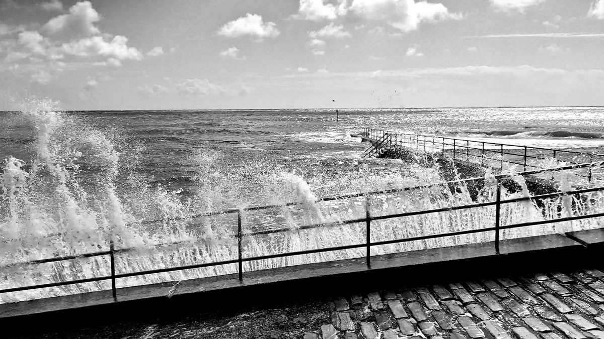 pickingill's tweet photo. Surf's up at #hopebeach #shanklin #isleofwight https://t.co/nNQCjimW0h
