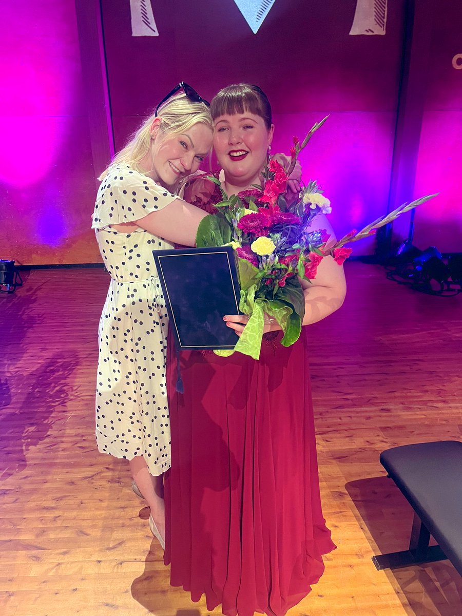 Savonlinnassa käytiin eilen <a href="/operafestivalfi/">Savonlinnan Oopperajuhlat</a>’n yhteydessä Timo Mustakallio -laulukilpailu, jonka voittoon selviytyi rakas ystäväni Iirisilona Segerstam. Iirisilona on upea, herkkä ja monipuolinen taiteilija sekä loistava ystävä. Laittakaahan nimi muistiin ❤️ #laulu #musiikki