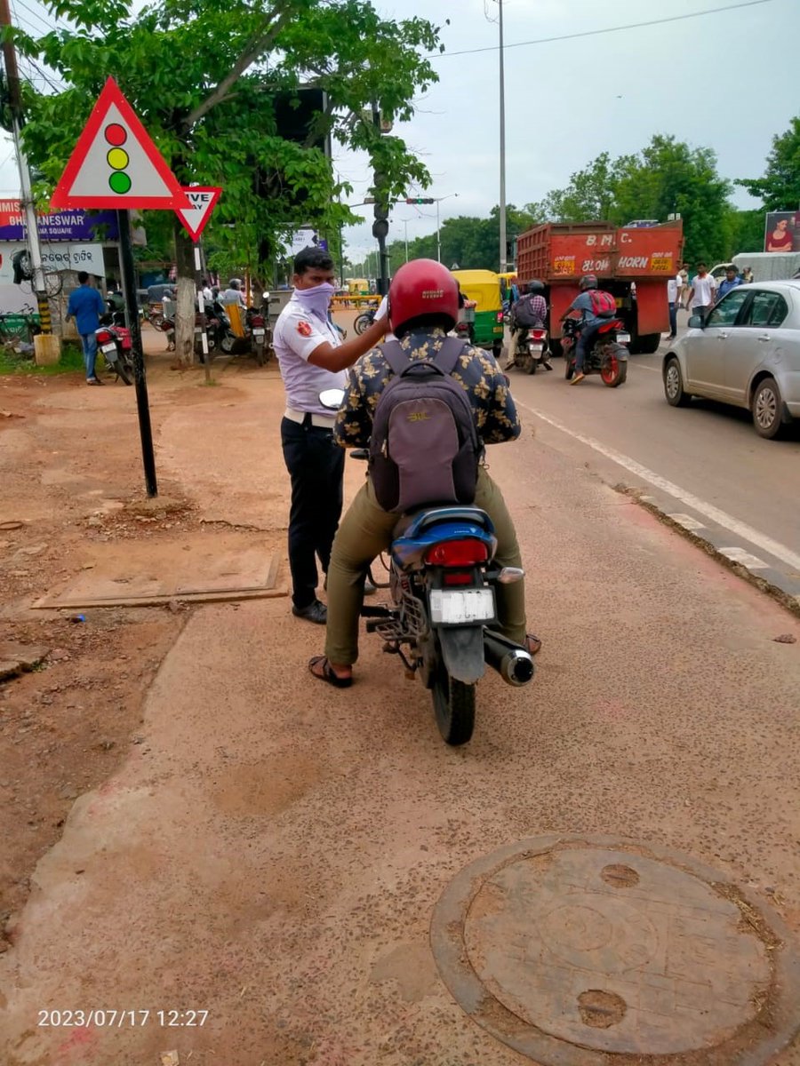 DCP_TRAFFIC's tweet photo. Driving on footpath causes inconvenience to pedestrians and may also result in accidents.
It may also result in fines. We are enforcing for pedestrians safety at Damana. @cpbbsrctc , @odisha_police , @STAOdisha , @dcpbbsr , @bmcbbsr , @BDA_BBSR https://t.co/35gBsVcxaB