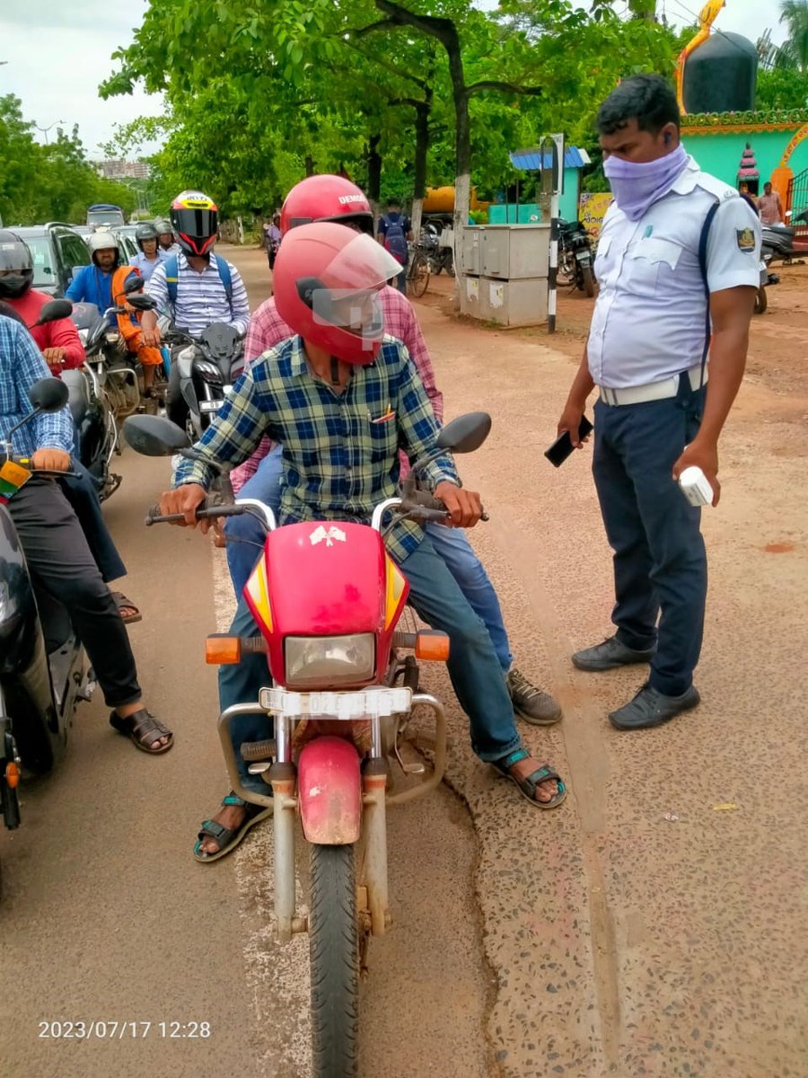 DCP_TRAFFIC's tweet photo. Driving on footpath causes inconvenience to pedestrians and may also result in accidents.
It may also result in fines. We are enforcing for pedestrians safety at Damana. @cpbbsrctc , @odisha_police , @STAOdisha , @dcpbbsr , @bmcbbsr , @BDA_BBSR https://t.co/35gBsVcxaB