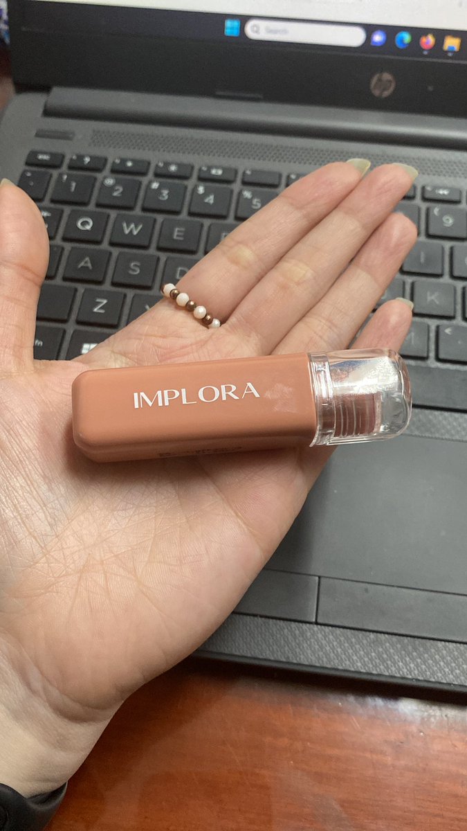 Lagi kecintaan banget sih sama jelly tint implora ini. Pake shade yg mariposa bikin keliatan seger. Teksturnya juga enak banget di bibir. Ga pliket tapi juga ga geser gitu 🩷