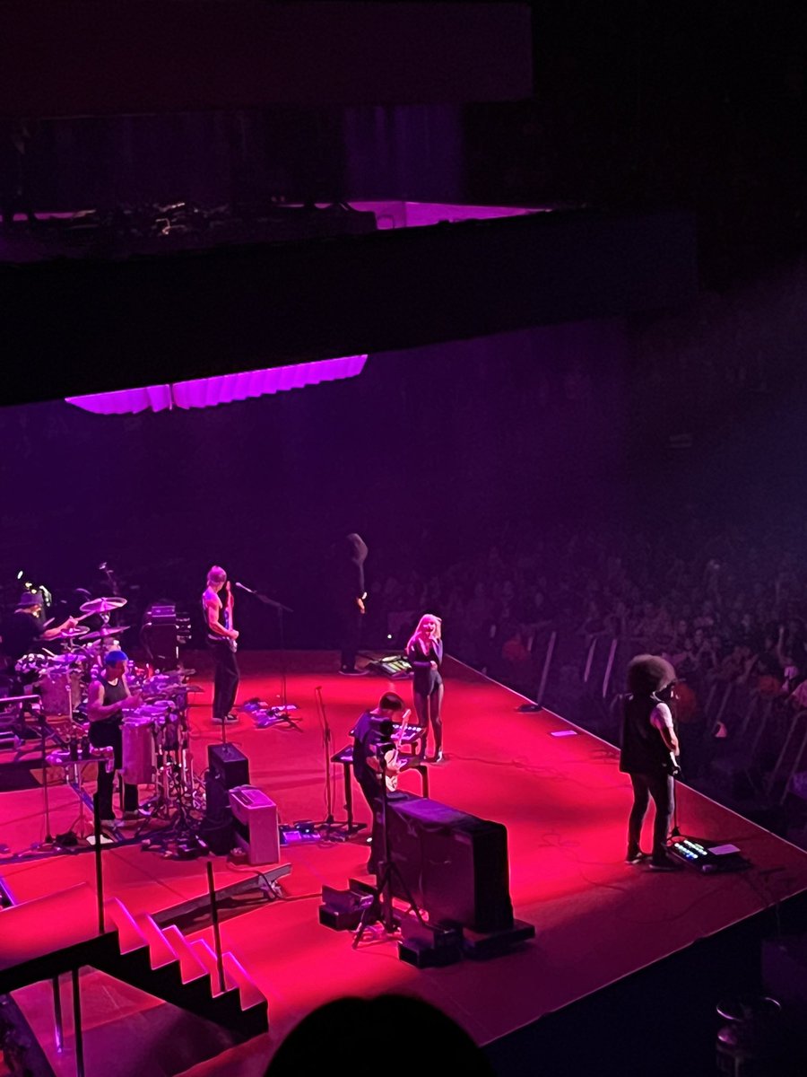 untitledstatic's tweet photo. god I love being emo.

#paramoreSD https://t.co/qXbFqtjeln