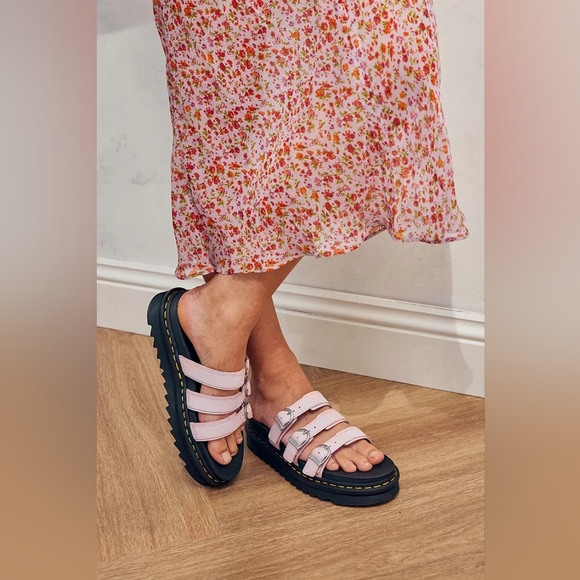 SavyT_'s tweet photo. So good I had to share! Check out all the items I'm loving on @Poshmarkapp #poshmark #fashion #style #shopmycloset #thebaileyboys #drmartens #birkenstock: https://t.co/c4PvdoKiJz https://t.co/YVNlMNKWyJ