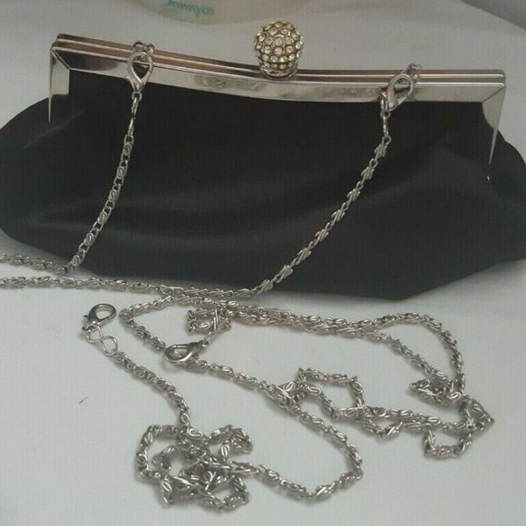 PopularClubCA's tweet photo. So good I had to share! Check out all the items I'm loving on @Poshmarkapp #poshmark #fashion #style #shopmycloset #carlofellini #aritzia #redcoral: https://t.co/oi36MLxozJ https://t.co/k7ZRCGiIe4