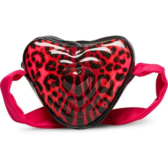 77suzyc's tweet photo. So good I had to share! Check out all the items I'm loving on @Poshmarkapp from @PoshScottishPie #poshmark #fashion #style #shopmycloset #benvied #betseyjohnson #ragbone: https://t.co/w7EtM6P4Eo https://t.co/oS8zZsPJlC