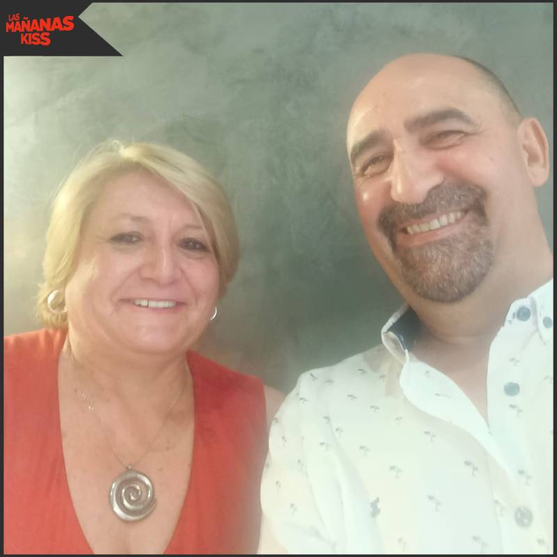lasmananaskiss's tweet photo. Ellos son Mª José y José Carlos, de Madrid.
Ambos buscaban compañía para el resto de sus vidas, contactaron con el #DrAmor, los presentó y se fueron a cenar. Y nos mandaron esta foto...
Se les ve bien pero ¿qué pensáis que pasó? Mañana resolvemos #LMK #CitasACiegas https://t.co/NeXp7KA0jl