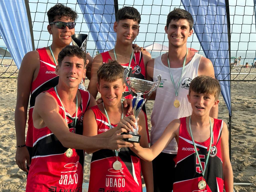 No tenemos playa, nos desplazamos km para entrenar cuando conseguimos pista, pero hoy son campeones de Andalucía. Enhorabuena chicos #espiritucondequinto