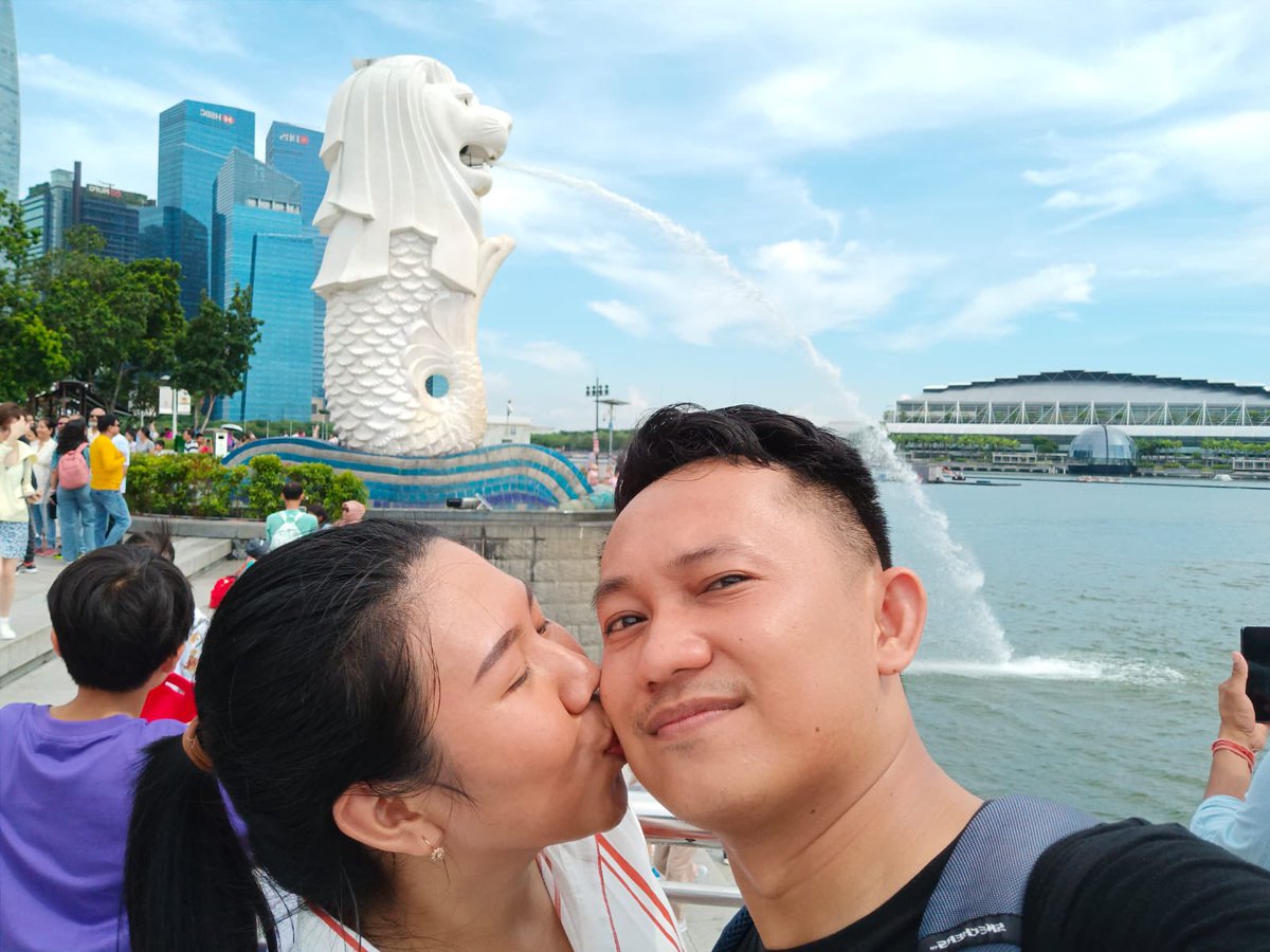 ruthsurya01's tweet photo. FINALLY HONEYMOON KE SINGAPORE! Not our dream, but this is what we love. Ngews with the view😋 https://t.co/kg83cRnRLy