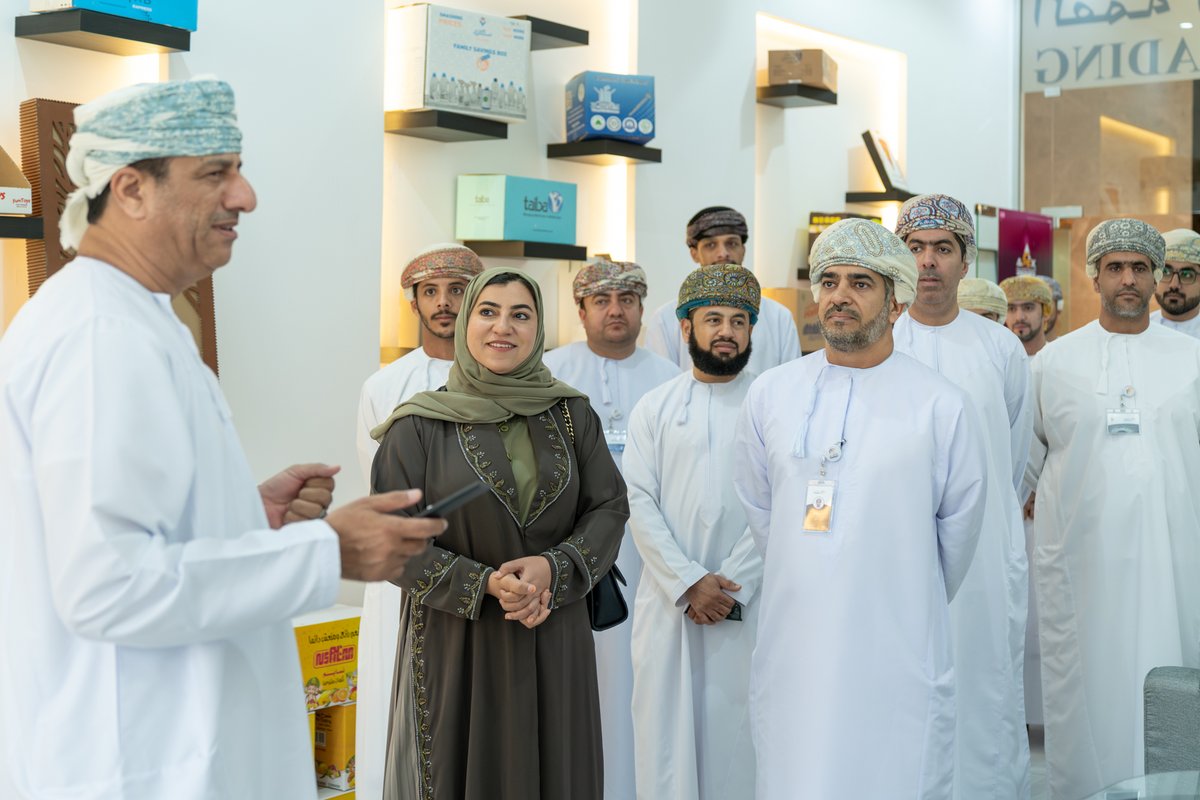 MadaynOman's tweet photo. احتفلت شركة القمة للأعمال التجارية بافتتاح فرع جديد في مبنى الخدمات والتسهيلات بـ #مدينة_سمائل_الصناعية، وإطلاق 4 منتجات جديدة، وذلك تحت رعاية سعادة حليمة بنت راشد الزرعية، رئيسة هيئة تنمية المؤسسات الصغيرة والمتوسطة، وبحضور المهندس داود بن سالم الهدابي، الرئيس التنفيذي لـ#مدائن. https://t.co/9uD6eC6lr4