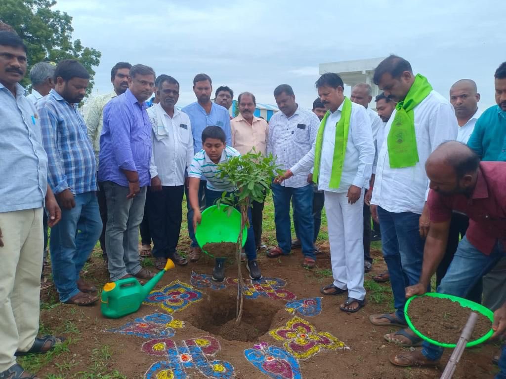 SantoshKumarBRS's tweet photo. Thank you @Veerla9 for sharing your son Jayanth’s dedication towards promoting environmental consciousness. Your contribution of distributing 6250 saplings as part of #GreenIndiaChallenge in honor of Jayanths’s  birthday is truly commendable. Convey my heartfelt birthday wishes to him, mentioning that he is an exceptional child whom I feel lucky to know.