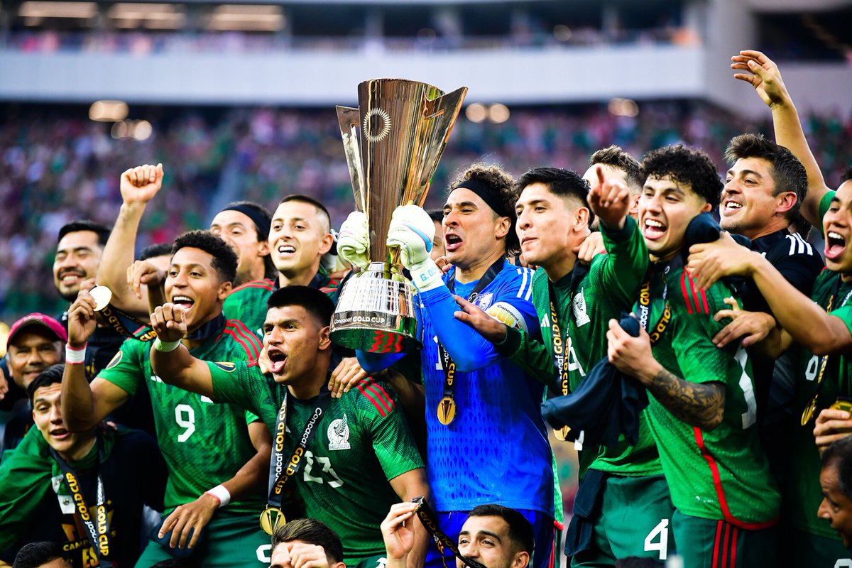 ActuFoot_'s tweet photo. Le Mexique a remporté cette nuit la Gold Cup. 🏆🇲🇽

À 38 ans, Guillermo Ochoa a été élu meilleur gardien de la compétition. 🧤 https://t.co/kNv0qOvIQd