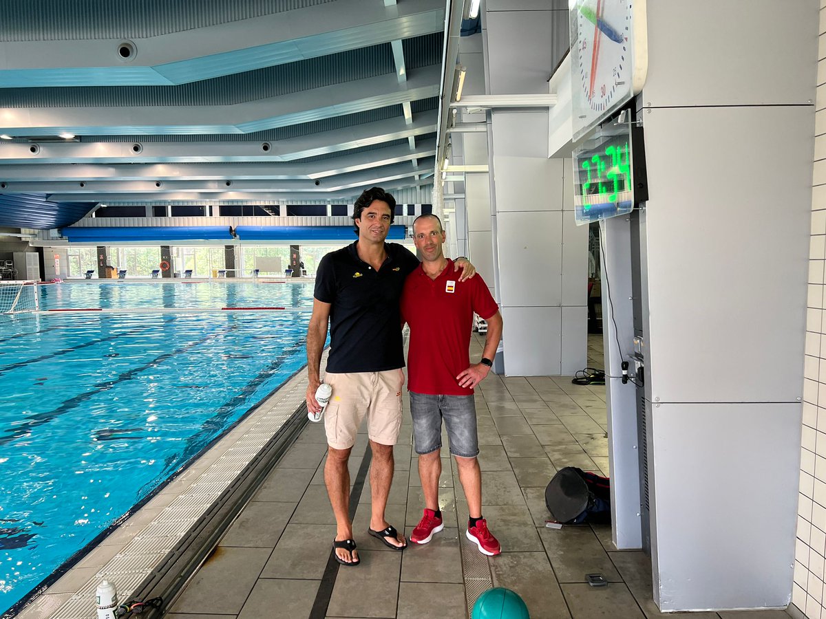 WP_Pontevedra's tweet photo. Después de una semana concentrado en el CAR de Sant Cugat, el entrenador del equipo femenino del CW Pontevedra, Kike García, vuelve a Galicia para terminar de planificar la próxima temporada en categoría nacional 
@RFEN_Oficial https://t.co/FiaIIoW5jf