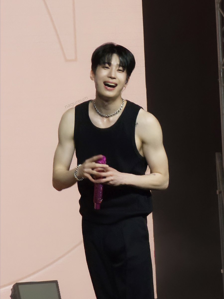 nagureum's tweet photo. Same outfit, different vibes 🤭

#한승우 #승우 #ฮันซึงอู #HANSEUNGWOO #SEUNGWOO
#HanSeungWooONEinbkk https://t.co/jjwviDJoVm