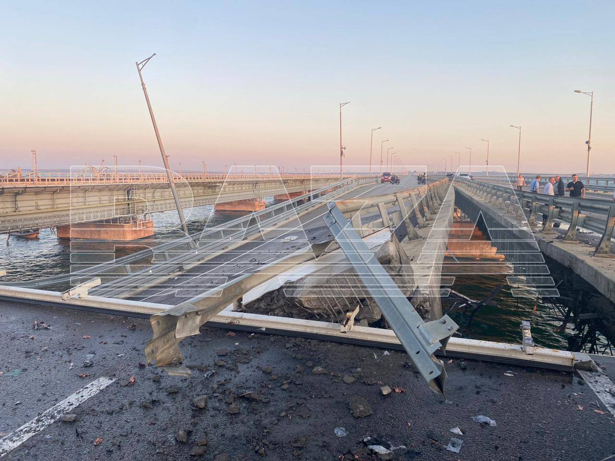 Andreynowar's tweet photo. ❗️#Photo of the collapsed supports on the #Krymsky Bridge.#Crimea #UkraineRussiaWar️️ https://t.co/ue68cL29xV