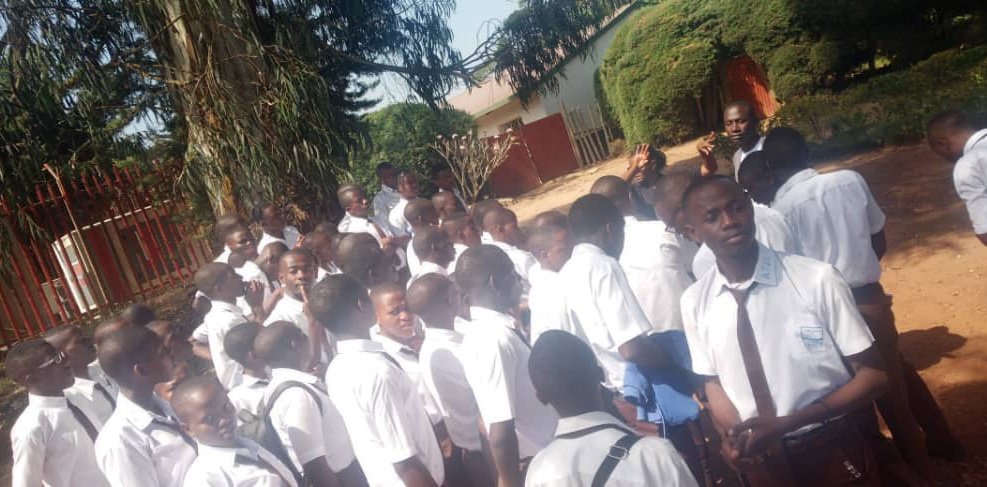 GicumbiN's tweet photo. Ishyaka ryo kumenya ni umurage wabo nk'abitoza kuzavamo abarezi beza. aba ni Urubyiruko 300 rwa @GicumbiDistrict  rusoza ikiciro cyakabiri cy'amashuli yisumbuye mw'ishuli nderabarezi rya TTC DE LA SALLE barikumwe n'abayobozi basuye Ingoro y'Urugamba rwokubohora Igihugu. https://t.co/Sw7P3OcfL7