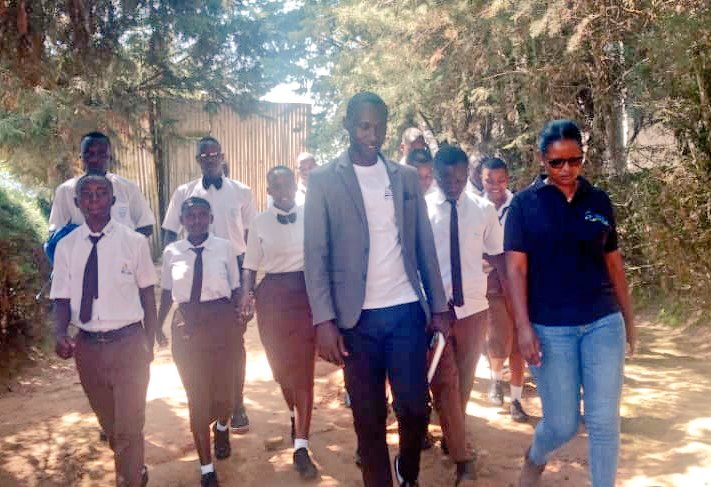 GicumbiN's tweet photo. Ishyaka ryo kumenya ni umurage wabo nk'abitoza kuzavamo abarezi beza. aba ni Urubyiruko 300 rwa @GicumbiDistrict  rusoza ikiciro cyakabiri cy'amashuli yisumbuye mw'ishuli nderabarezi rya TTC DE LA SALLE barikumwe n'abayobozi basuye Ingoro y'Urugamba rwokubohora Igihugu. https://t.co/Sw7P3OcfL7