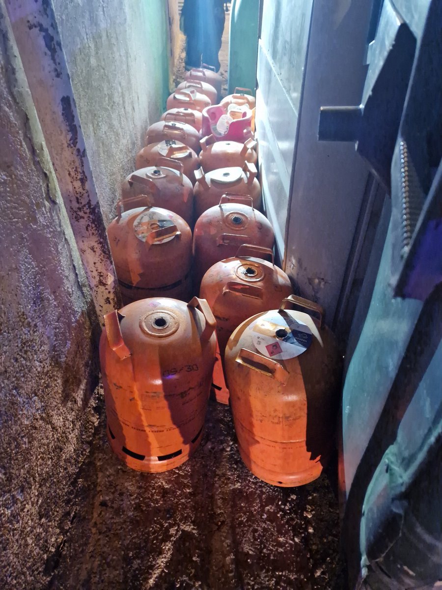 bomberosjaen's tweet photo. 🕐 00:40

🚨 Nos alerta el 112 por la existencia de 17 bombonas de butano 🛢️ en la vía pública en Pegalajar, a las que le han quitado las válvulas y hay un fuerte olor a gas. 

🚒 Bomba Urbana Pesada 
👨🏻‍🚒 6 efectivos.
🚓 Colabora Guardia Civil y personal técnico de Repsol. https://t.co/got9hHu5DJ