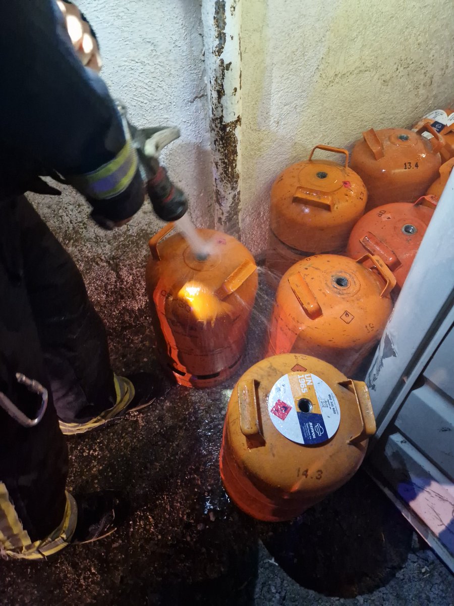 bomberosjaen's tweet photo. 🕐 00:40

🚨 Nos alerta el 112 por la existencia de 17 bombonas de butano 🛢️ en la vía pública en Pegalajar, a las que le han quitado las válvulas y hay un fuerte olor a gas. 

🚒 Bomba Urbana Pesada 
👨🏻‍🚒 6 efectivos.
🚓 Colabora Guardia Civil y personal técnico de Repsol. https://t.co/got9hHu5DJ