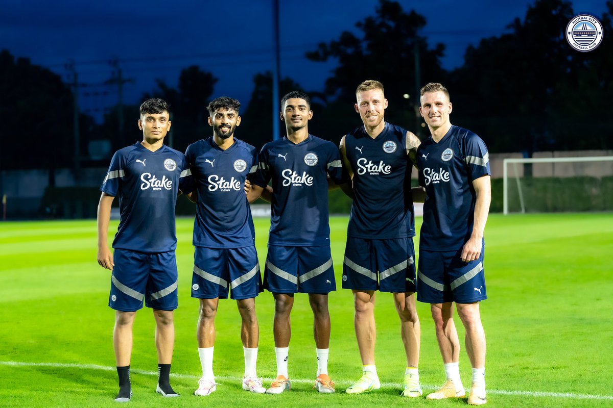 MumbaiCityFC's tweet photo. All smiles for our newest Islanders on Day 1️⃣ of pre-season training 😄

#Thaislanders #MumbaiCity #AamchiCity 🔵 https://t.co/dddq003COA