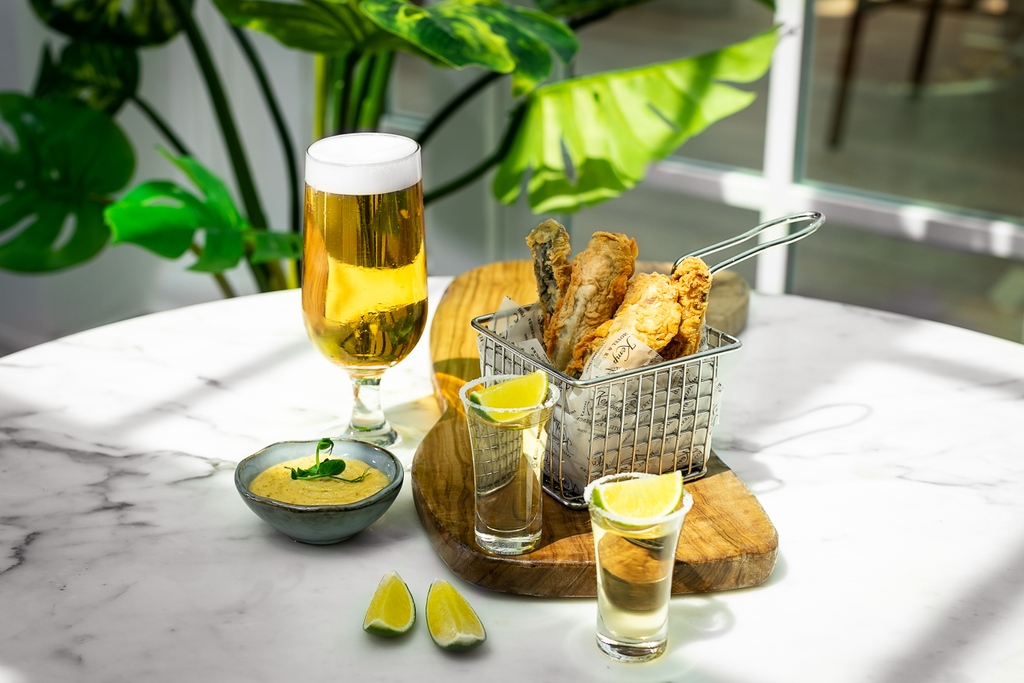 Feel the tropical vibe and indulge in a sizzling summer soirée like no other. Join us @villamoredubai @kempinskipalm for our #eveninghappyhour from 8PM till 11PM and enjoy 30% off on select sundowners and beach bites.

#30DegreesofSummer #palmjumeirah #beachclub